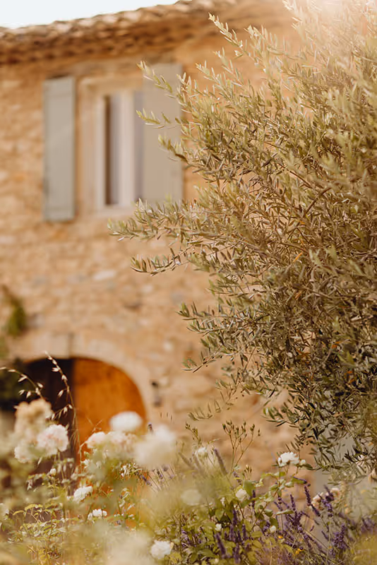 Bastide provençale, pierres sèches et lumière dorée