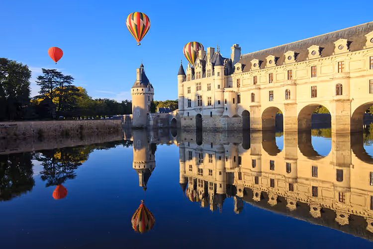Château de Chenonceau vu du ciel, montgolfières au lever du soleil
