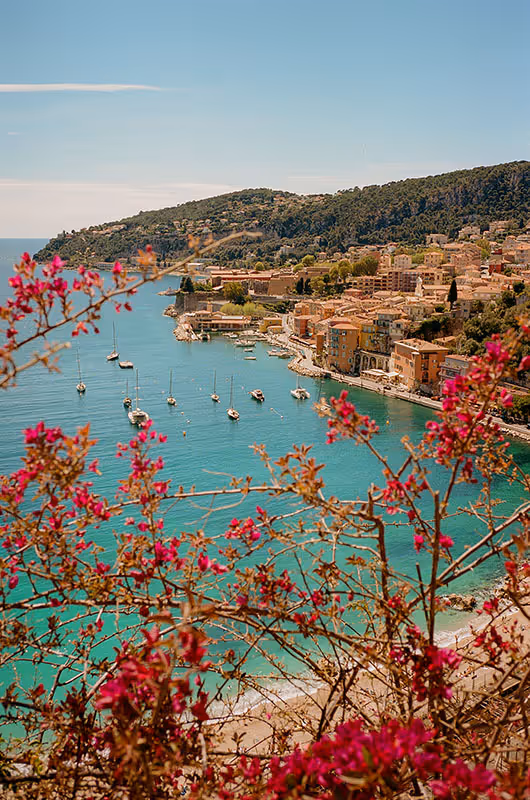 Célébration de luxe sur la Côte d'Azur au crépuscule