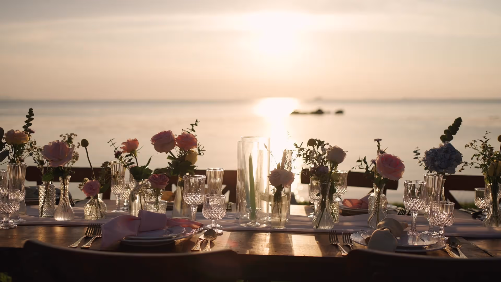 Dîner de mariage face à l'océan au coucher du soleil à Hossegor, sur la côte landaise