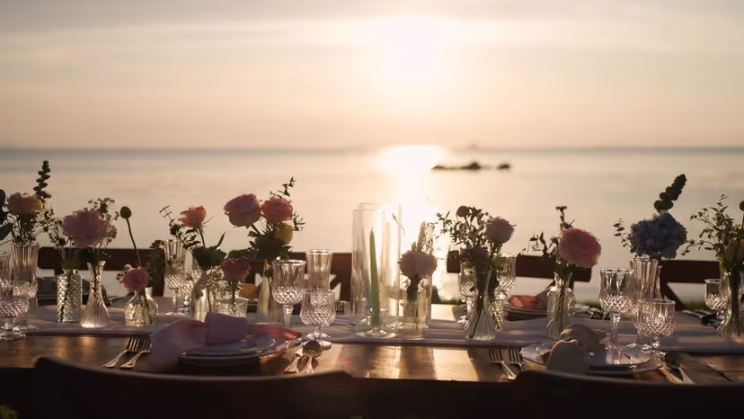 Dîner de mariage face à l'océan au coucher du soleil à Hossegor, sur la côte landaise