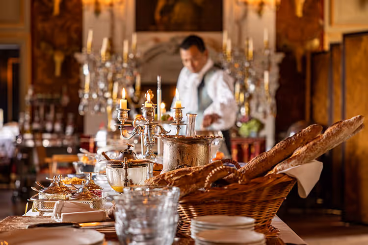 Château Louise de la Vallière, table dressée dans les jardins