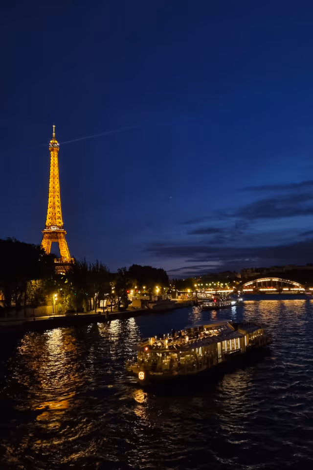Croisière privée sur la Seine de nuit, Tour Eiffel illuminée, Paris