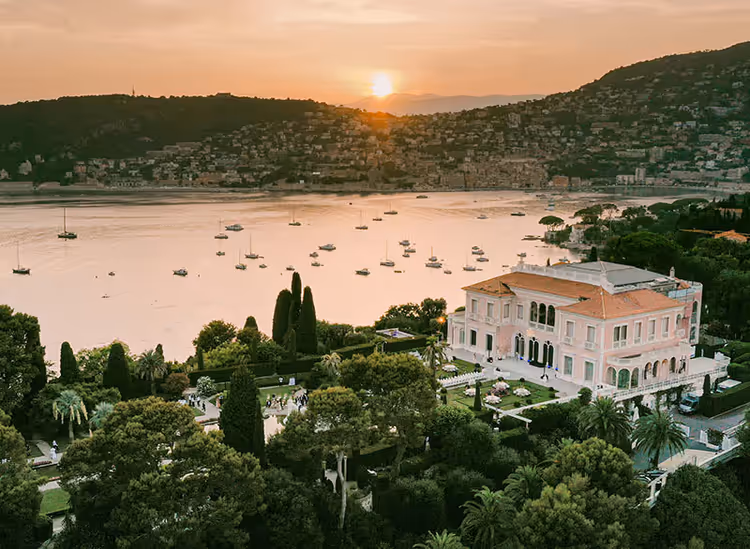 Villa Ephrussi de Rothschild au crépuscule, jardins face à la mer