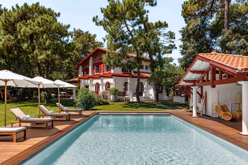 Villa Les Bords du Lac, heated pool and Basque architecture, Hossegor