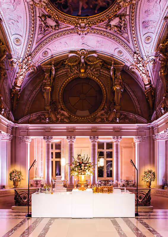 Mariage privé au Louvre, galerie éclairée par les lustres