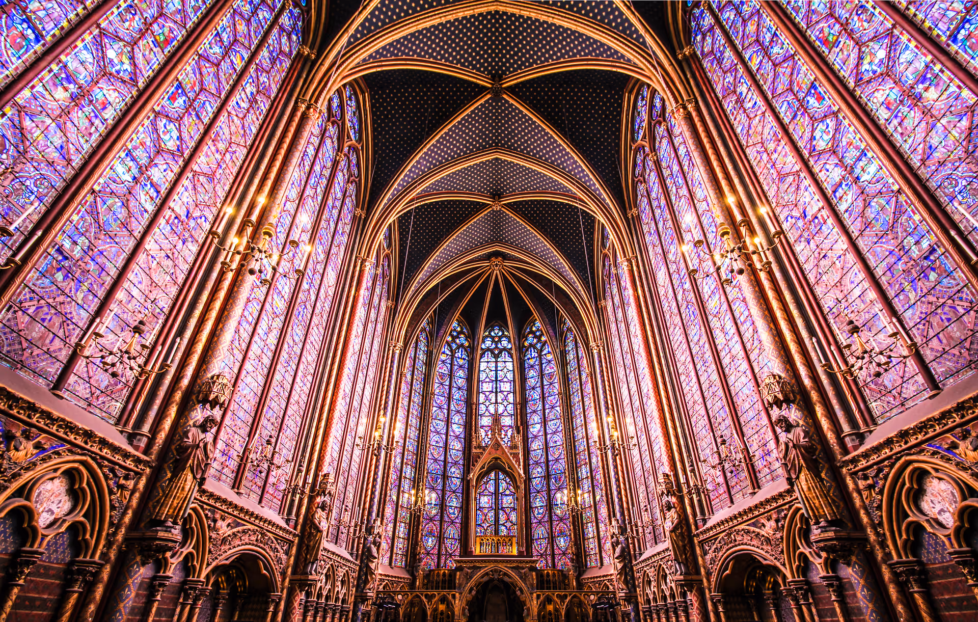 Intérieur de la Sainte-Chapelle baigné de lumière vibrante des vitraux