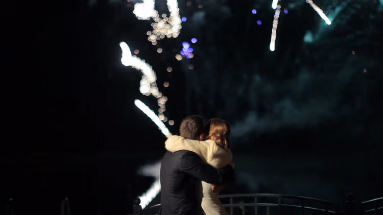 Couple enlacé regardant le feu d'artifice de leur mariage sur la Côte d'Azur